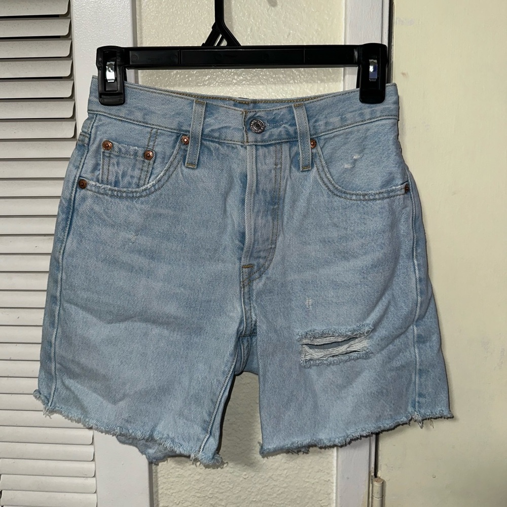 Levis shorts W23